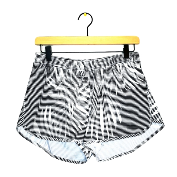 Old Navy Pants - 2 for $20 ‼️ 🔵Old Navy Active Running Shorts Black and White Medium